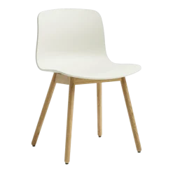 Chaise en plastique recyclé crème et pieds en chêne AAC 12 2.0 - HAY