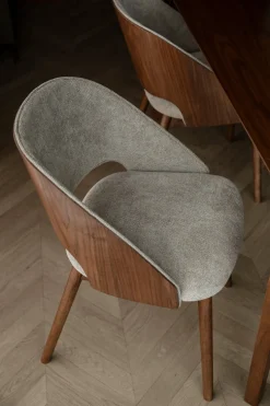 Chaise en tissu beige et bois d'hévéa Velore - Dutchbone
