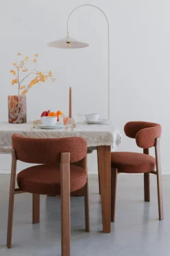 Chaise en tissu bouclette marron et métal marron Sora - The Cool Republic