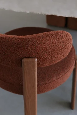 Chaise en tissu bouclette marron et métal marron Sora - The Cool Republic