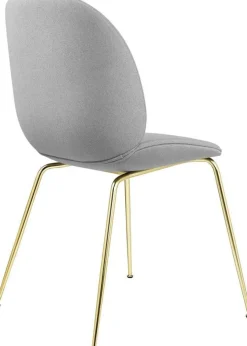 Chaise en tissu gris piétement laiton Beetle - Gubi