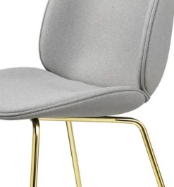 Chaise en tissu gris piétement laiton Beetle - Gubi