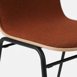 Chaise en tissu rouge et cadre noir Touchwood - Hem