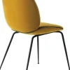 Chaise en velours moutarde piétement en métal noir Beetle - Gubi