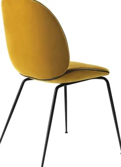 Chaise en velours moutarde piétement en métal noir Beetle - Gubi