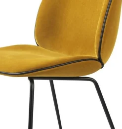 Chaise en velours moutarde piétement en métal noir Beetle - Gubi