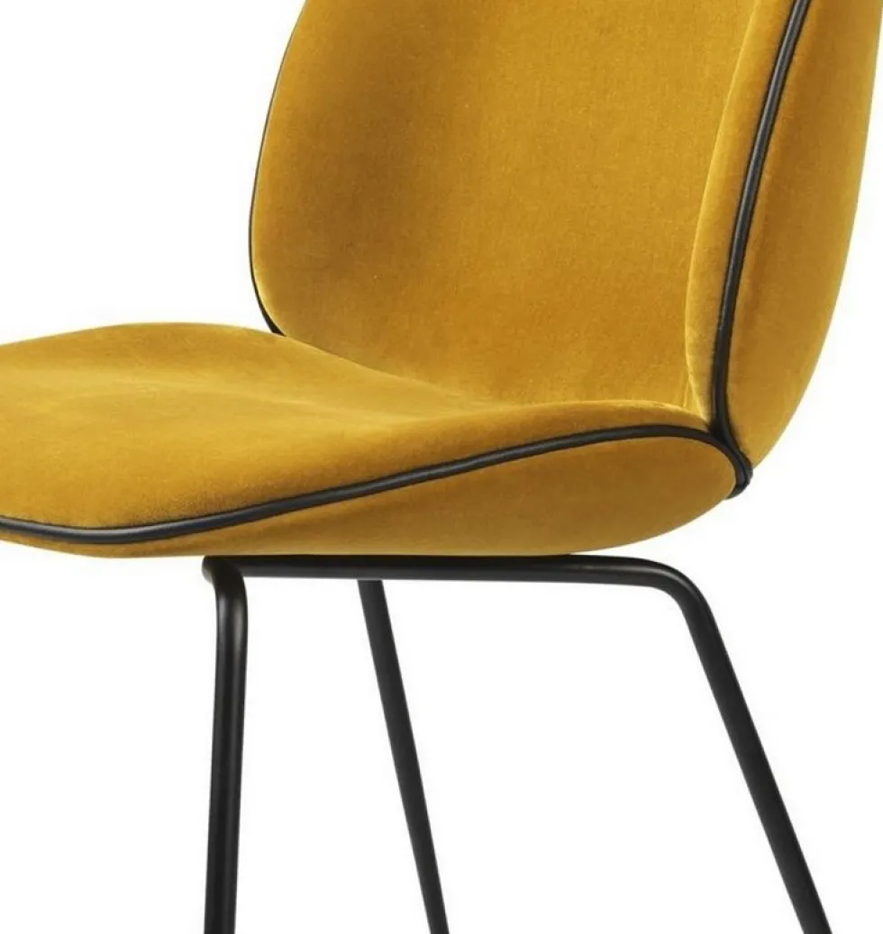 Chaise en velours moutarde piétement en métal noir Beetle - Gubi