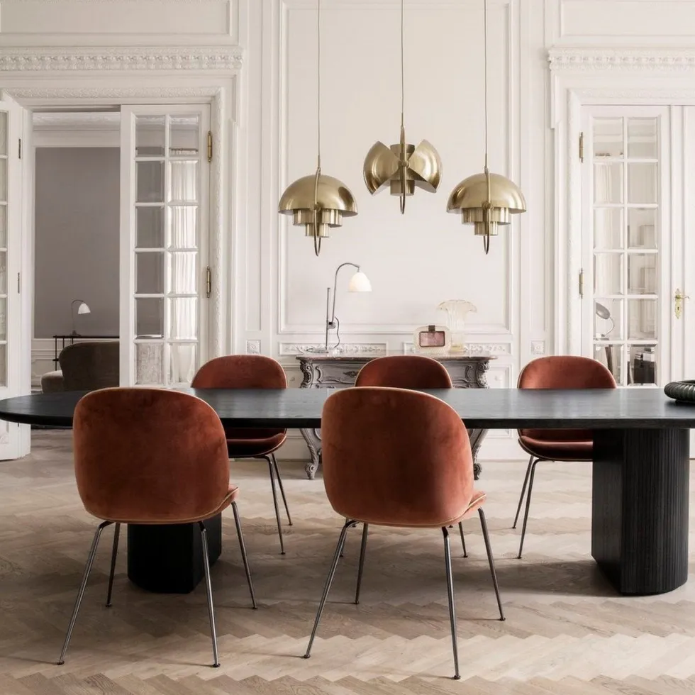 Chaise en velours moutarde piétement en métal noir Beetle - Gubi