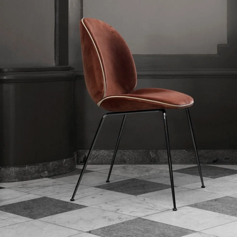 Chaise en velours moutarde piétement en métal noir Beetle - Gubi