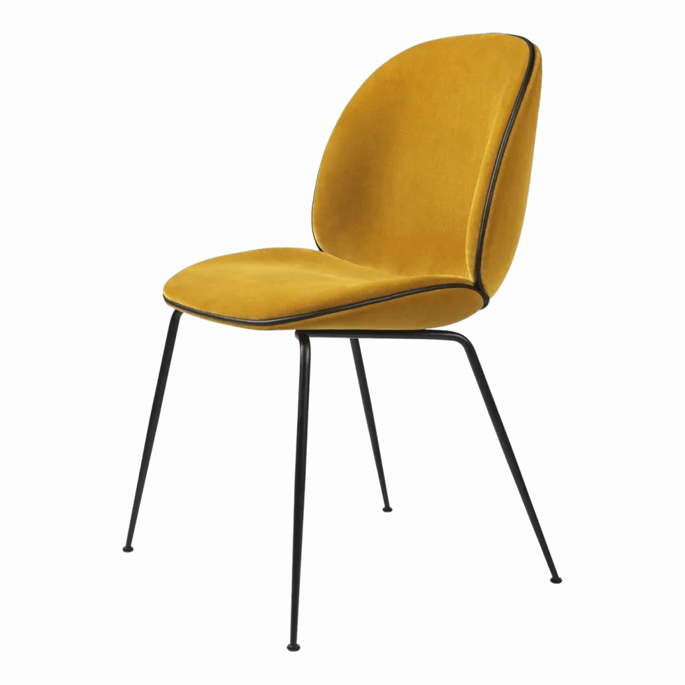 Chaise en velours moutarde piétement en métal noir Beetle - Gubi