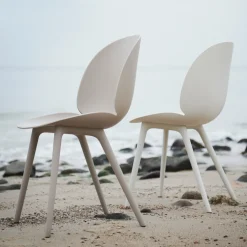 Chaise extérieure en plastique beige Beetle - Gubi