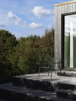 Chaise longue d'extérieur en acier avec accoudoirs vert Vig - Normann Copenhagen