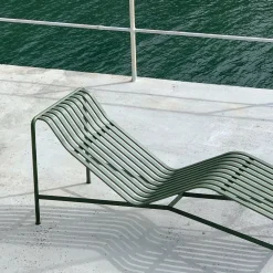 Chaise longue en métal olive Palissade - HAY