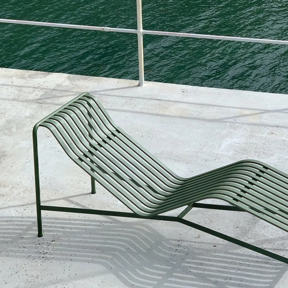 Chaise longue en métal olive Palissade - HAY