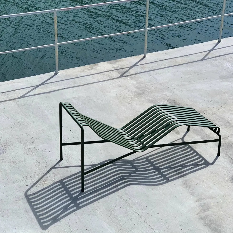 Chaise longue en métal olive Palissade - HAY
