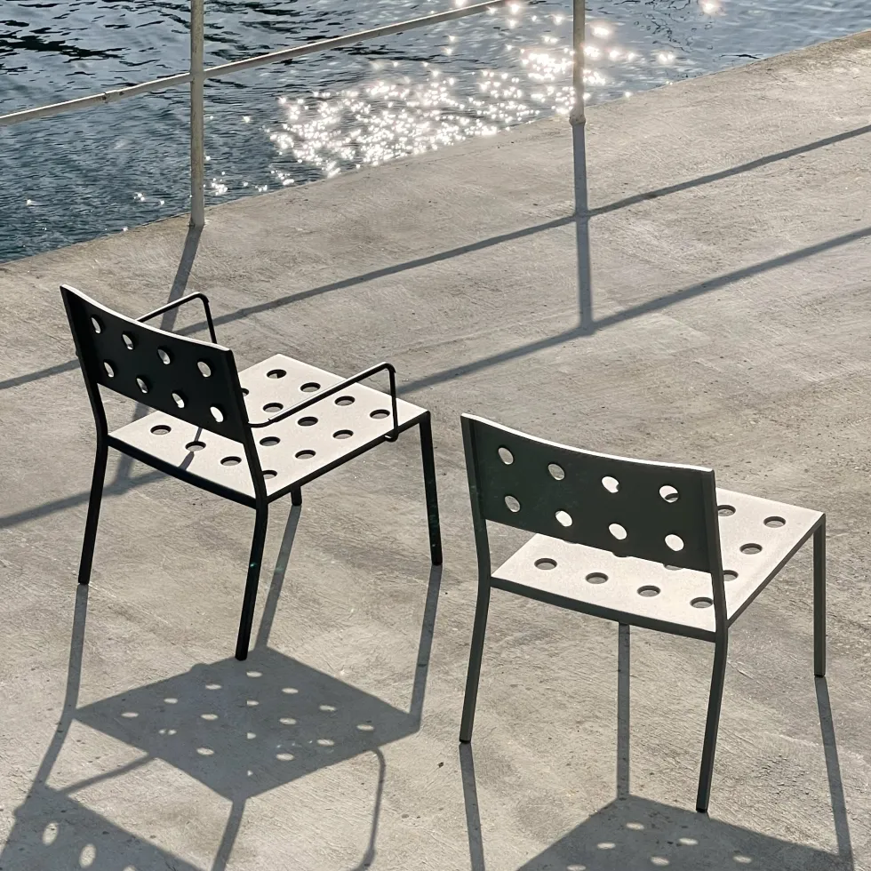 Chaise lounge de jardin avec accourdoirs en acier anthracite Balcony - HAY