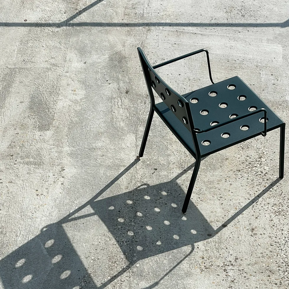 Chaise lounge de jardin avec accourdoirs en acier anthracite Balcony - HAY