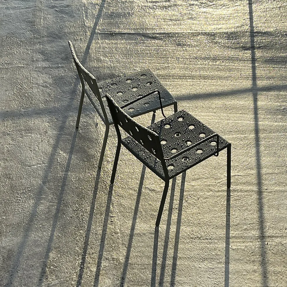Chaise lounge de jardin avec accourdoirs en acier anthracite Balcony - HAY