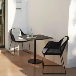 Chaise noire avec coussin écru Breeze - Cane-Line