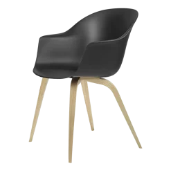 Chaise noire en chêne laqué mat Bat - Gubi