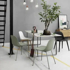 Chaise noire piétement en chêne Fiber - Muuto