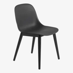 Chaise noire piétement en chêne Fiber - Muuto