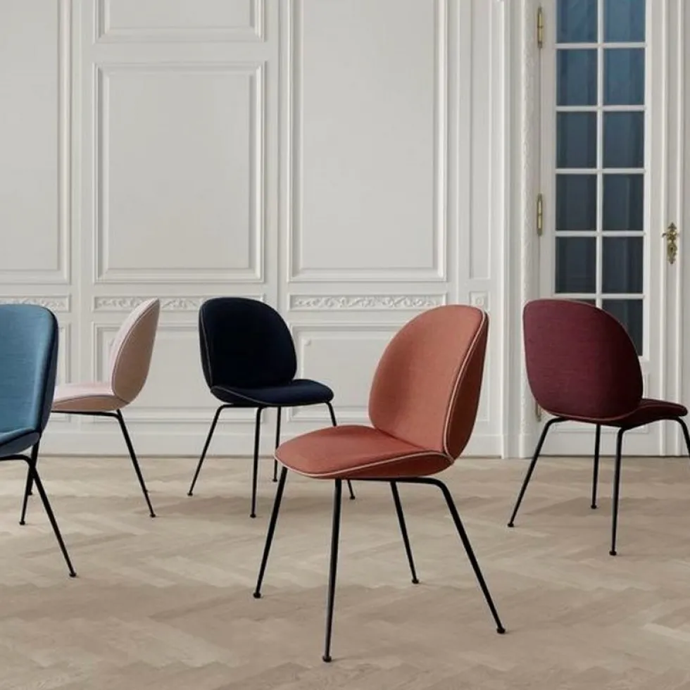 Chaise noire piétement en métal chromé noir Beetle - Gubi