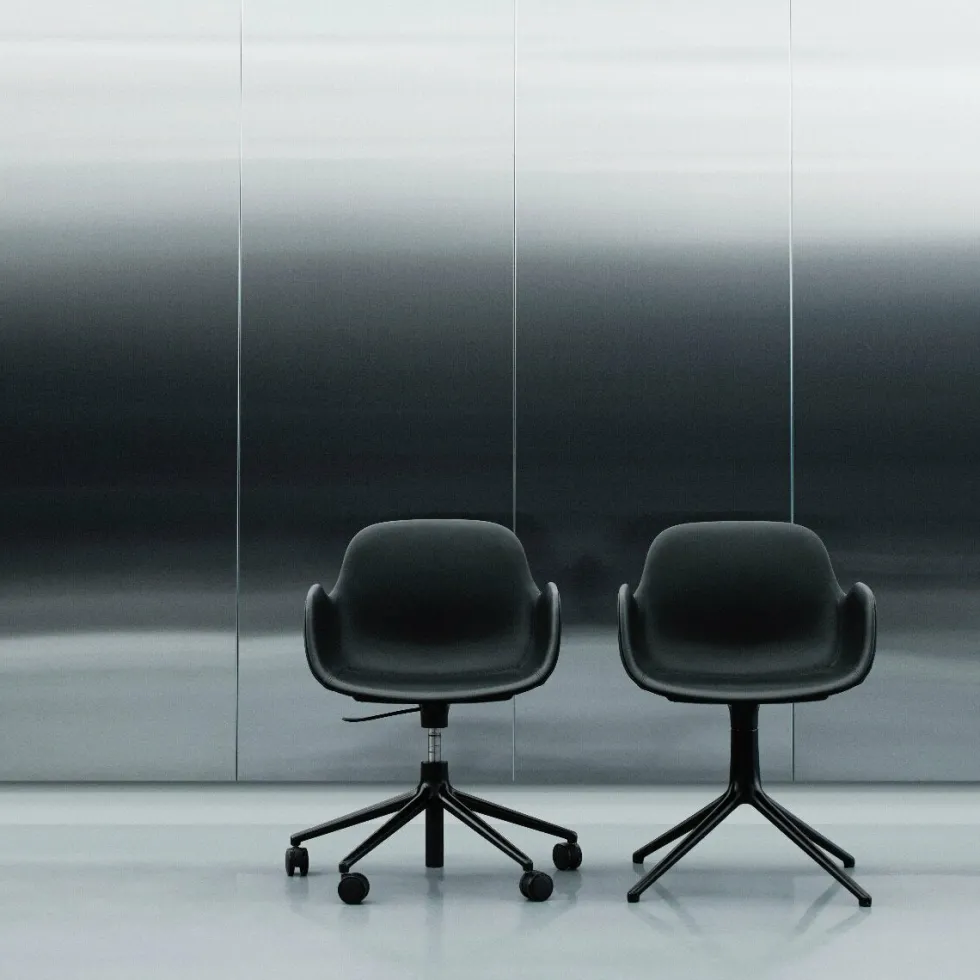 Chaise pivotante noir Swivel Norman Copenhagen noir - Normann Copenhagen