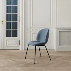 Chaise rose clair piétement laiton Beetle - Gubi