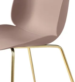 Chaise rose clair piétement laiton Beetle - Gubi