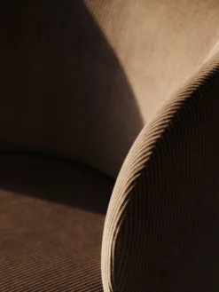 Chaise à roulette en velours doré Rico - Ferm Living