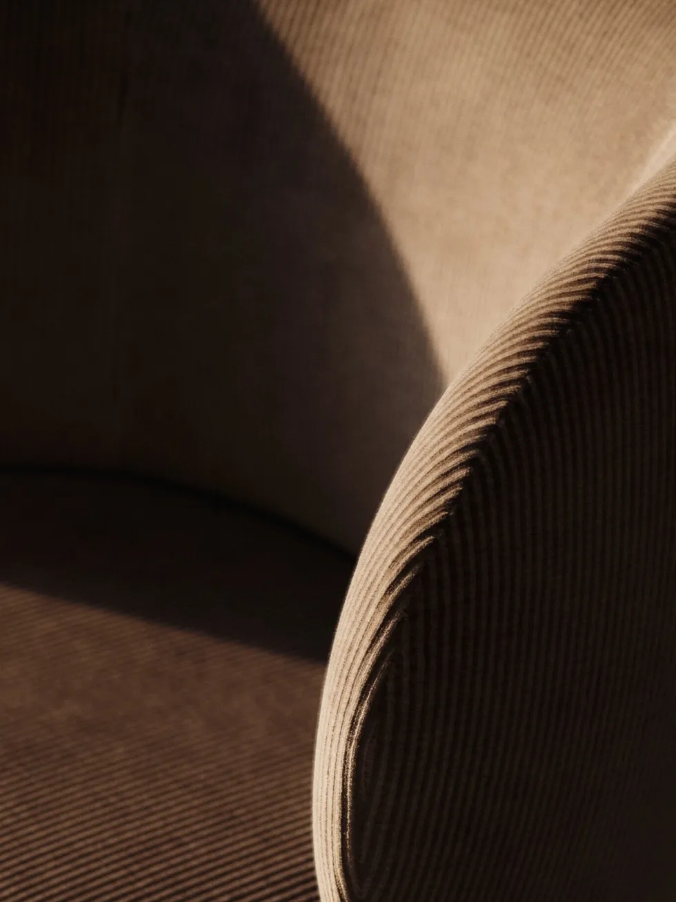 Chaise à roulette en velours doré Rico - Ferm Living