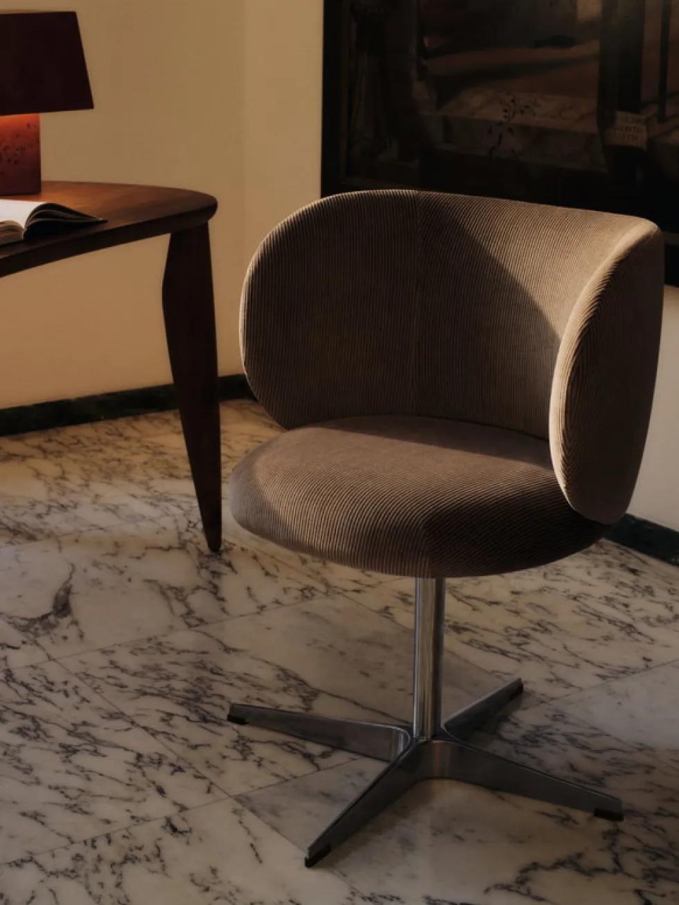 Chaise à roulette en velours doré Rico - Ferm Living