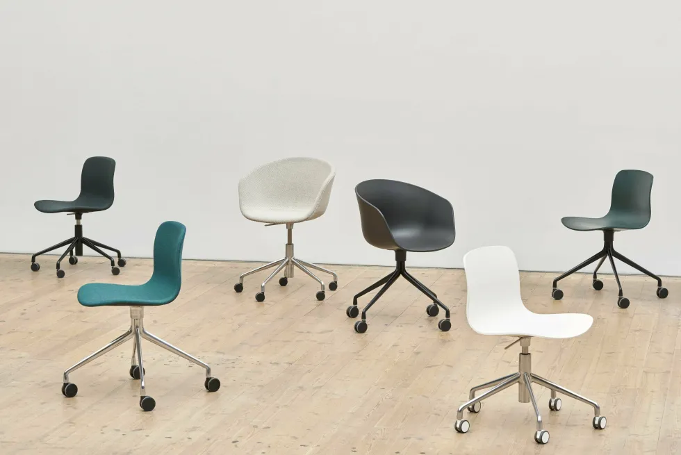 Chaise à roulettes en plastique recyclé bleu ardoise et pieds en aluminium blanc AAC 14 2.0 - HAY