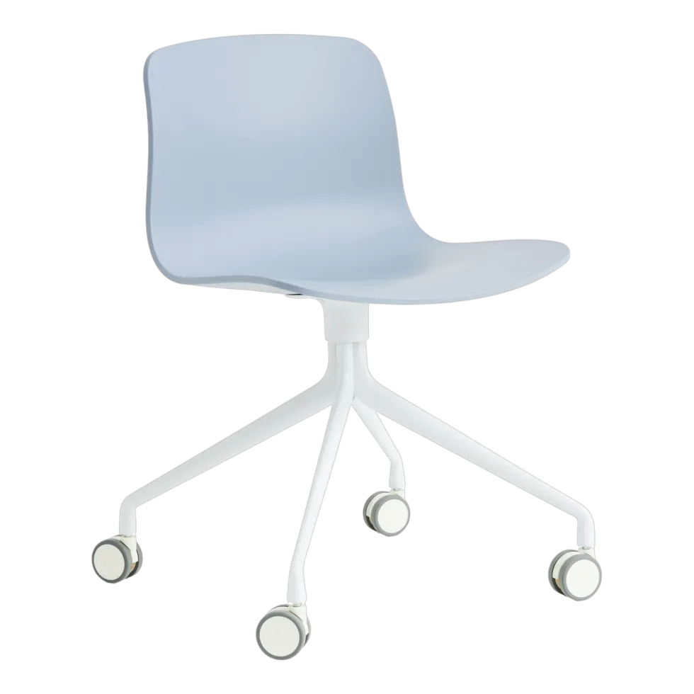 Chaise à roulettes en plastique recyclé bleu ardoise et pieds en aluminium blanc AAC 14 2.0 - HAY