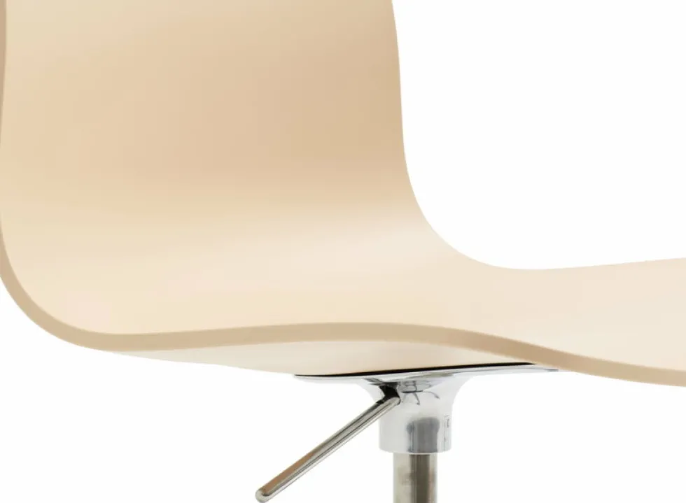 Chaise à roulettes en plastique recyclé pêche et pieds en aluminium AAC 50 2.0 - HAY