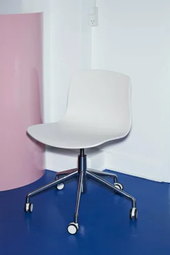 Chaise à roulettes en plastique recyclé pêche et pieds en aluminium AAC 50 2.0 - HAY