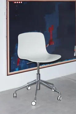 Chaise à roulettes en plastique recyclé pêche et pieds en aluminium AAC 50 2.0 - HAY