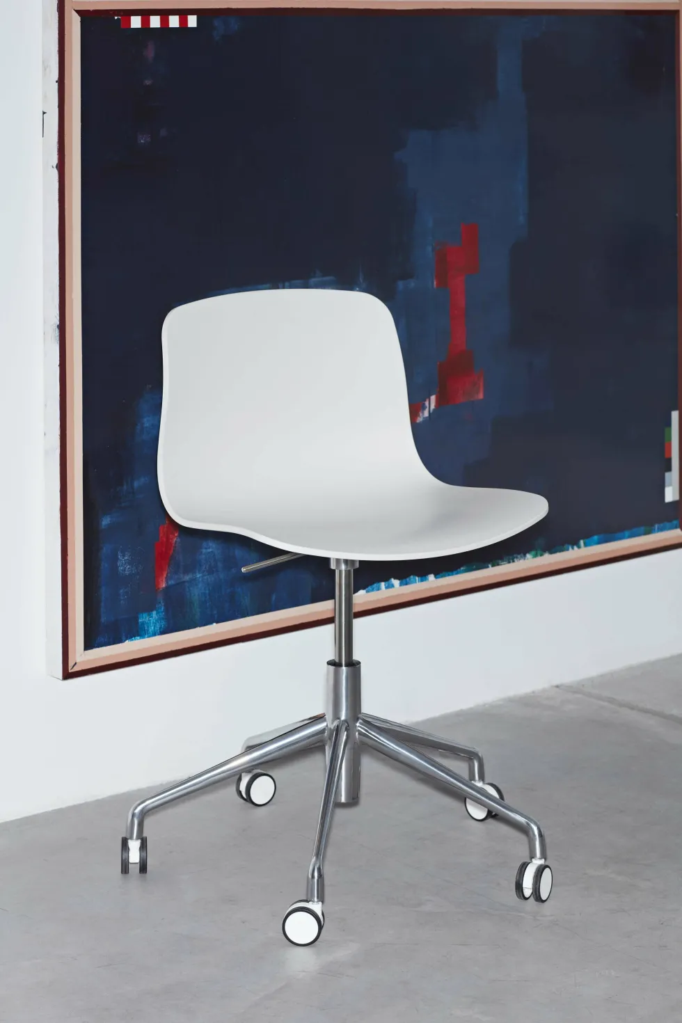 Chaise à roulettes en plastique recyclé pêche et pieds en aluminium AAC 50 2.0 - HAY