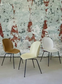 4 chaises en plastique beige et acier noir mat 55x56x87cm Beetle - Gubi