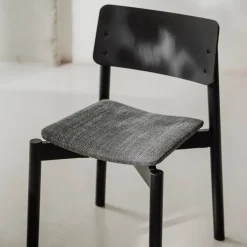 Chaise tapissée en hêtre noir volcanique 80,2cm Wem - noo.ma