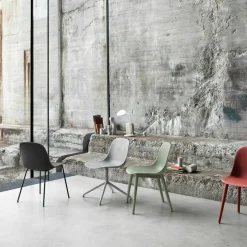 Chaise vert pâle piétement en chêne marron Fiber - Muuto