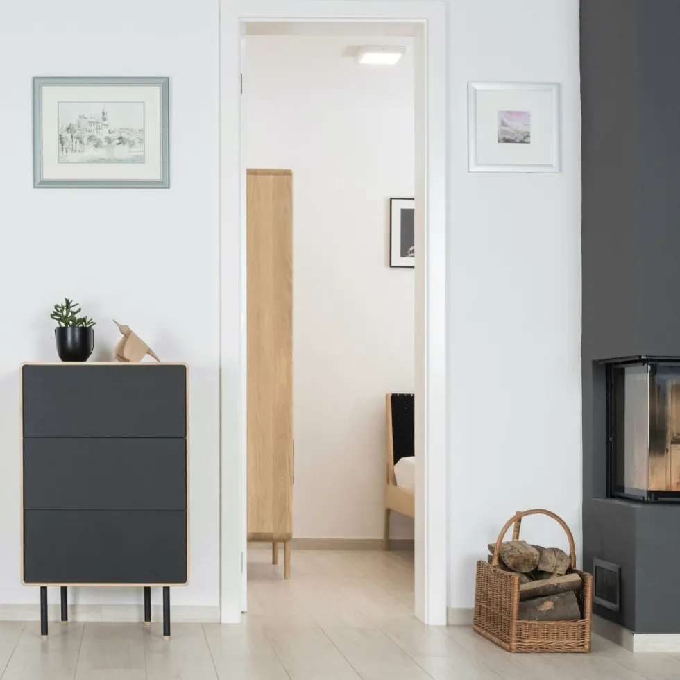 Chiffonnier de 3 tiroirs en chêne blanchi huilé et linoléum noir Fina - Gazzda