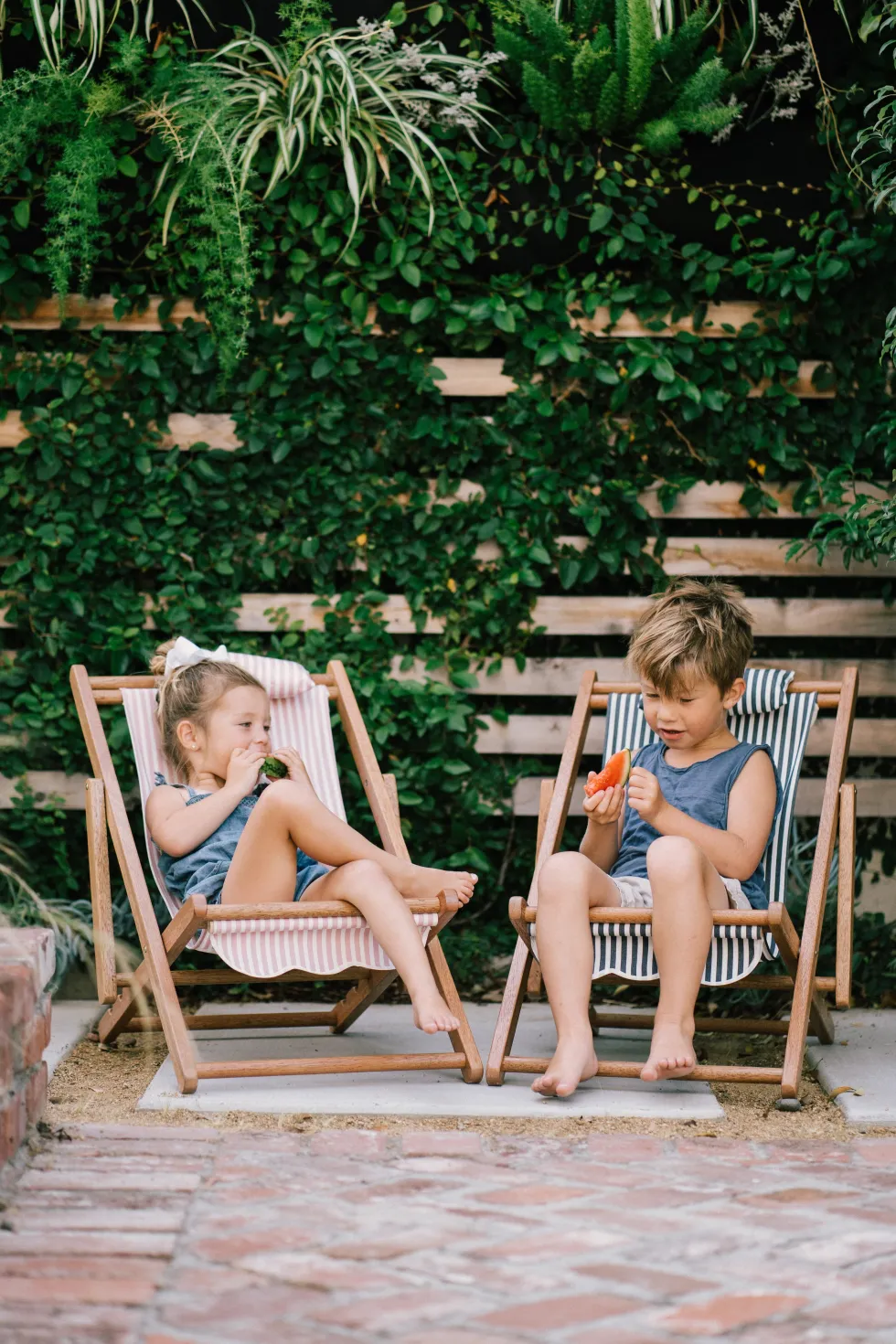 Chilienne pour enfants bleue à fines rayures blanches Mini Sling Chair - Business & Pleasure
