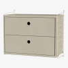 Commode à suspendre avec tiroirs en chêne et montants beiges String Systems - String furniture