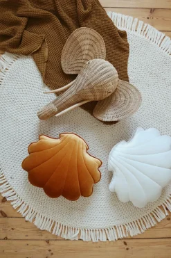 Coussin coquillage en velours perle doré Shells - Moi Mili