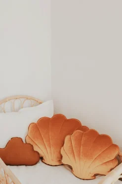Coussin coquillage en velours perle doré Shells - Moi Mili