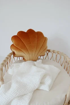 Coussin coquillage en velours perle doré Shells - Moi Mili
