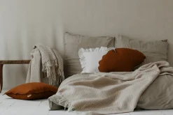Coussin feuille de ginkgo en lin caramel Ginkgo Bilboa - Moi Mili