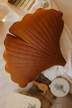 Coussin feuille de ginkgo en lin caramel Ginkgo Bilboa - Moi Mili